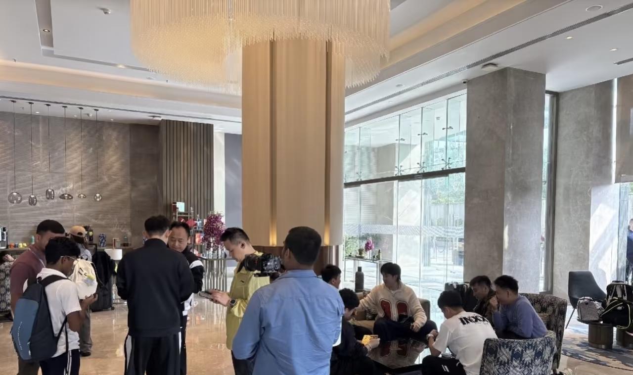 到了，到了！国乒经过一天的舟车劳顿终于到了印度布巴内斯瓦尔官酒。全网只有一张