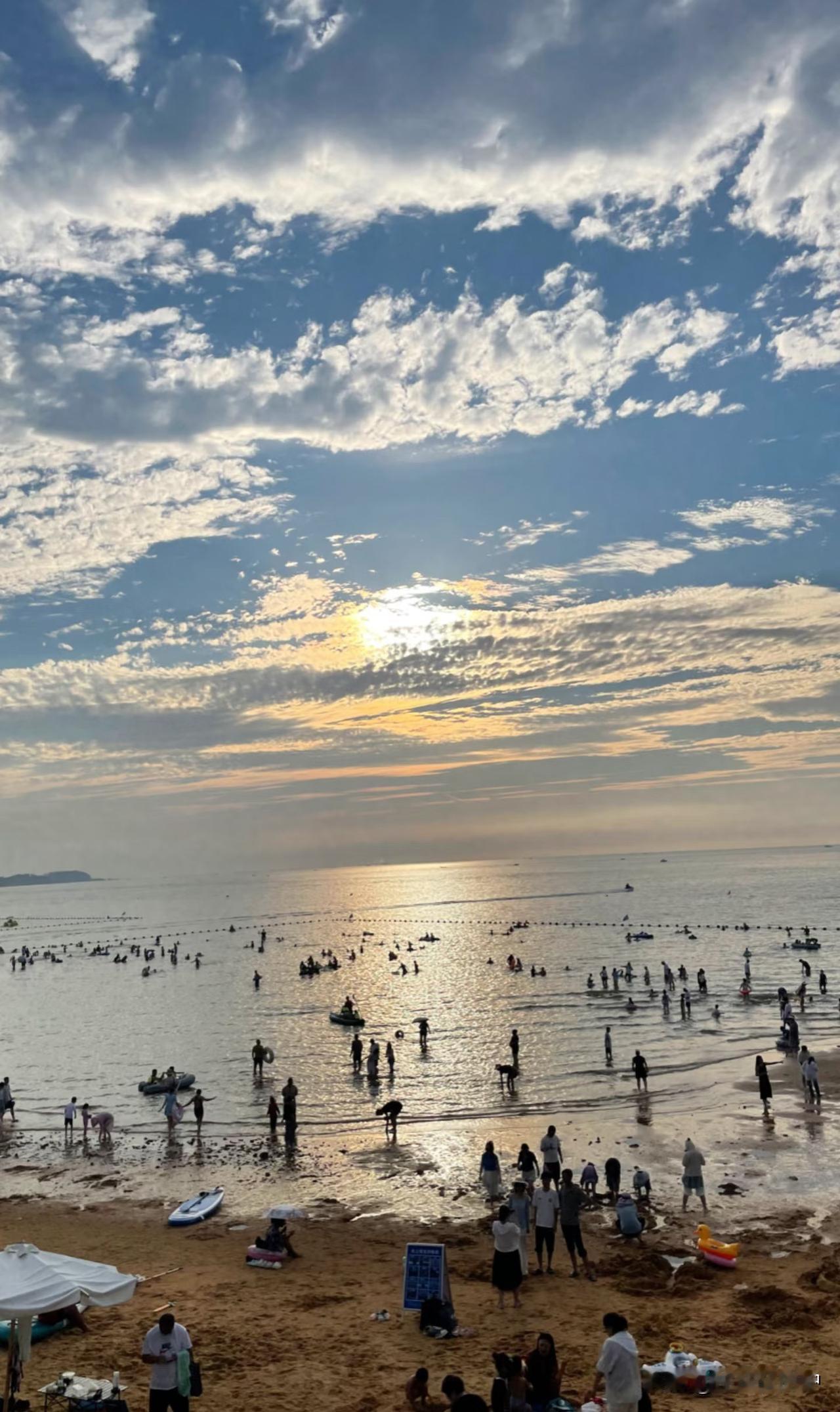 威海的美是毋庸置疑的——干净整洁的城市肌理、郁郁葱葱的绿化覆盖、现代感十足的建筑