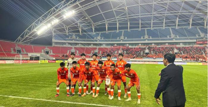 泰山U15五连冠那天，看台上有人哭了。不是球员，不是教练，是一个从潍坊赶来的老