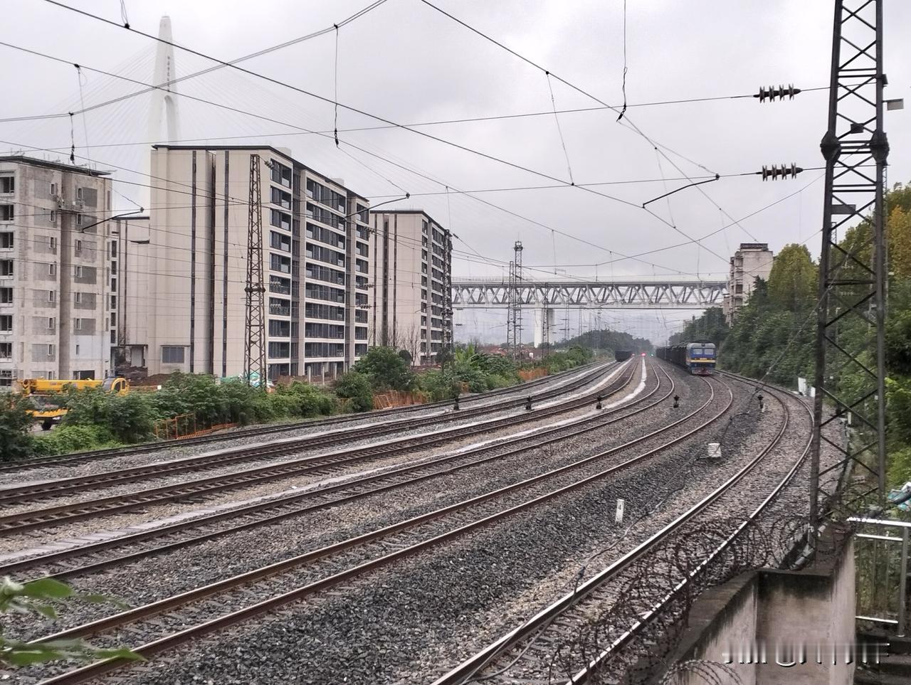 茄子溪站是成渝铁路上的一座小站，过去有慢车会停靠办理客运，在这里坐车到人不少，但