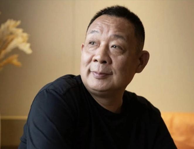 在许昌打车，我问司机：“于东来是咱这儿首富吧？”司机师傅握着方向盘，从后视