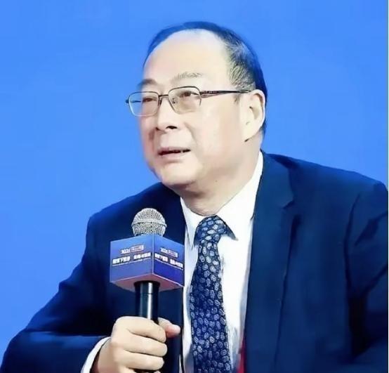 金灿荣有个推演，信息量极大。他说，如果美国真把格陵兰岛给吞了，普京那边，估计眼皮