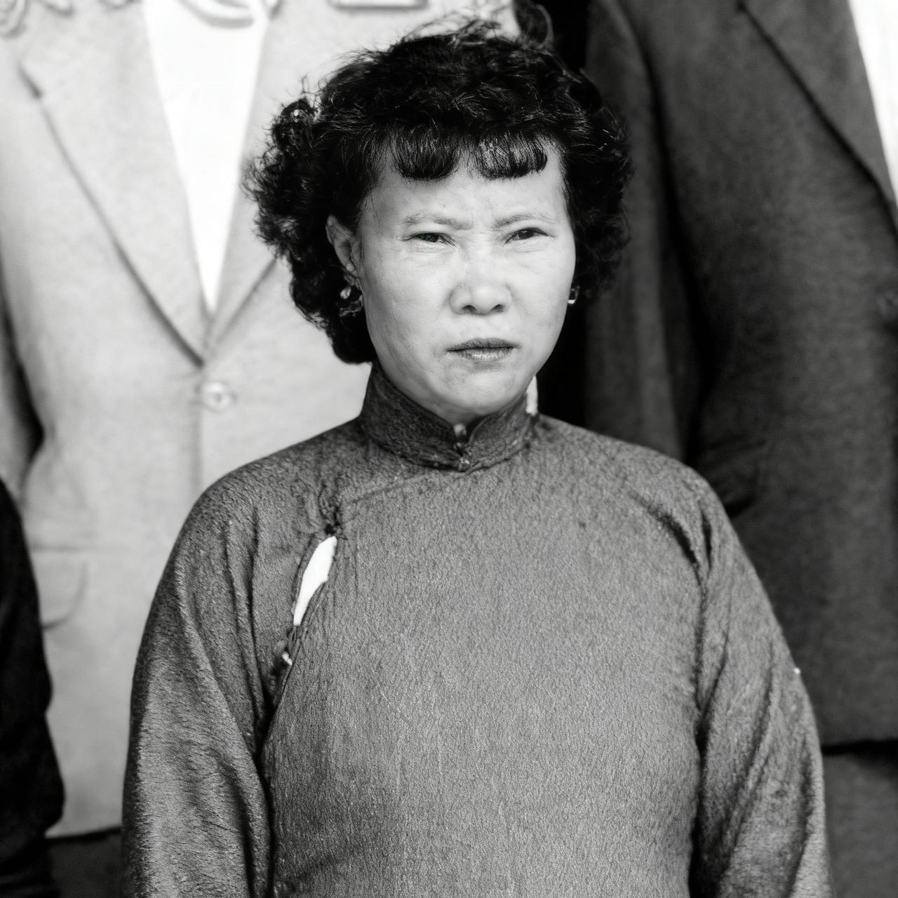 50年代，黄百韬的妻子金素勤​，一张罕见的留影，从镜头中我们可以看到，她个子不