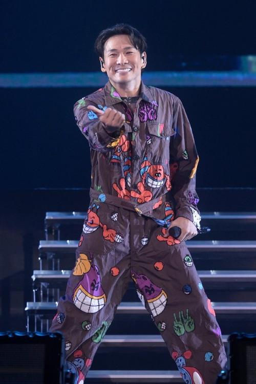 杜德伟香港演唱会的观众席堪称“星光长廊”，梁家辉、邱淑贞、容祖儿等齐聚一堂。梁家