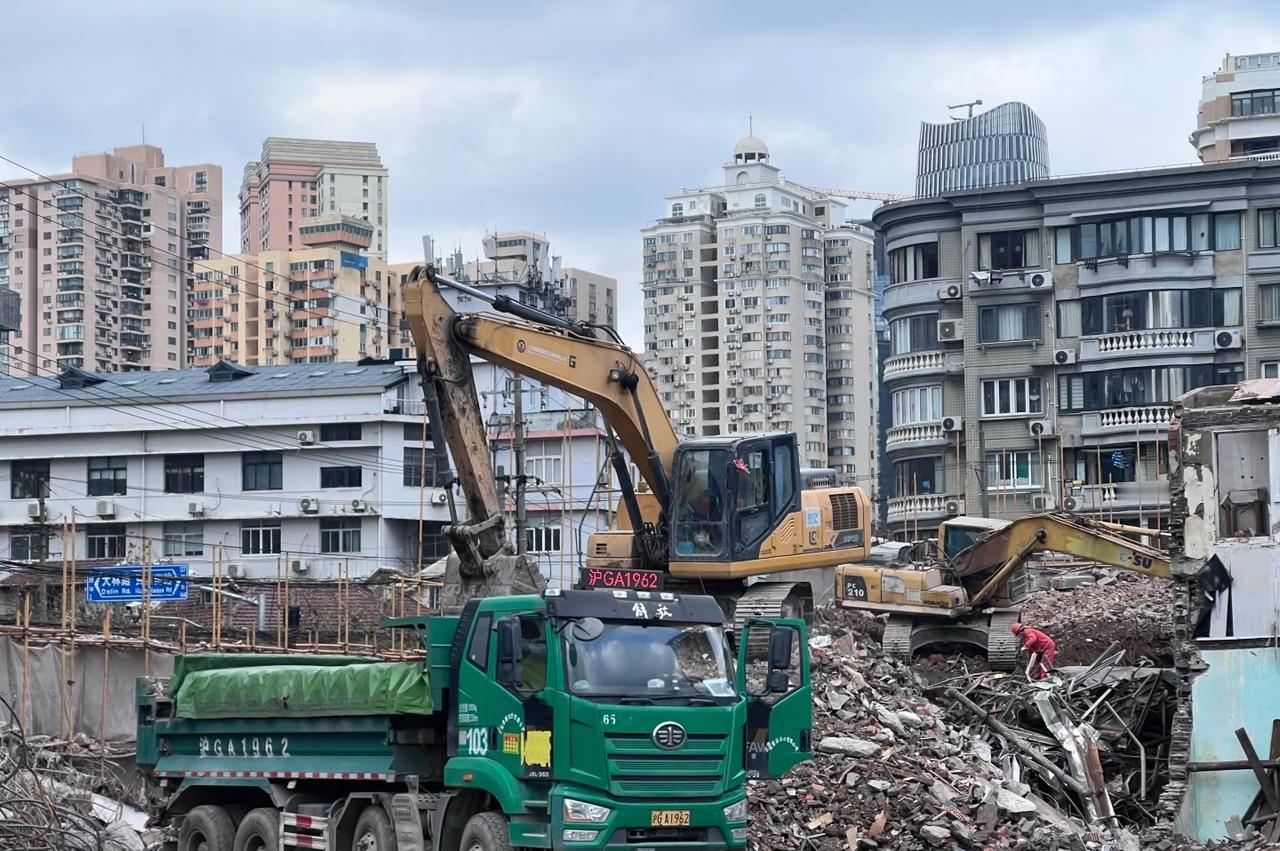 同事的二姑姐真的有点犯傻，二姑姐生了一儿一女，二姑姐的丈夫家平改分了6套房，