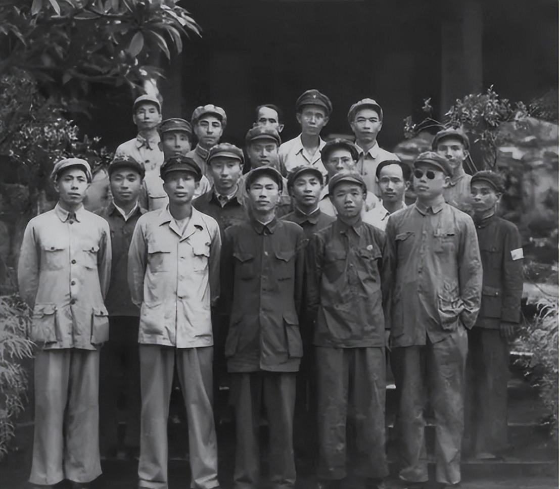 1950年5月1日，海南岛全岛解放，毛主席得知后非常高兴。对于这场胜利，人们