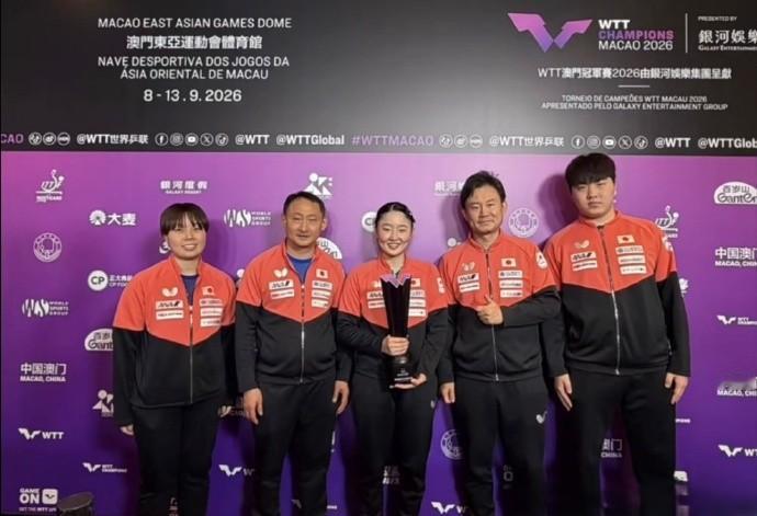 【张本美和女单夺冠后，教练及陪练团队亮相】2026WTT澳门冠军赛，张本美和夺冠