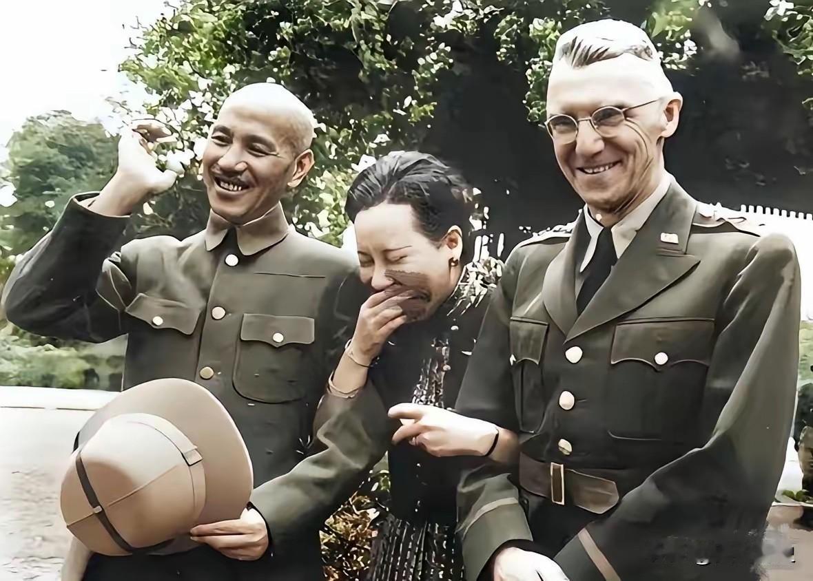 这张珍贵合影拍摄于1942年4月19日。在缅甸眉缪，此地刚刚经历过空袭之后，