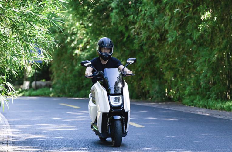 骑电动车3年才懂：夏天这3个“省电小操作”，比换锂电还管用最近天儿热，电动