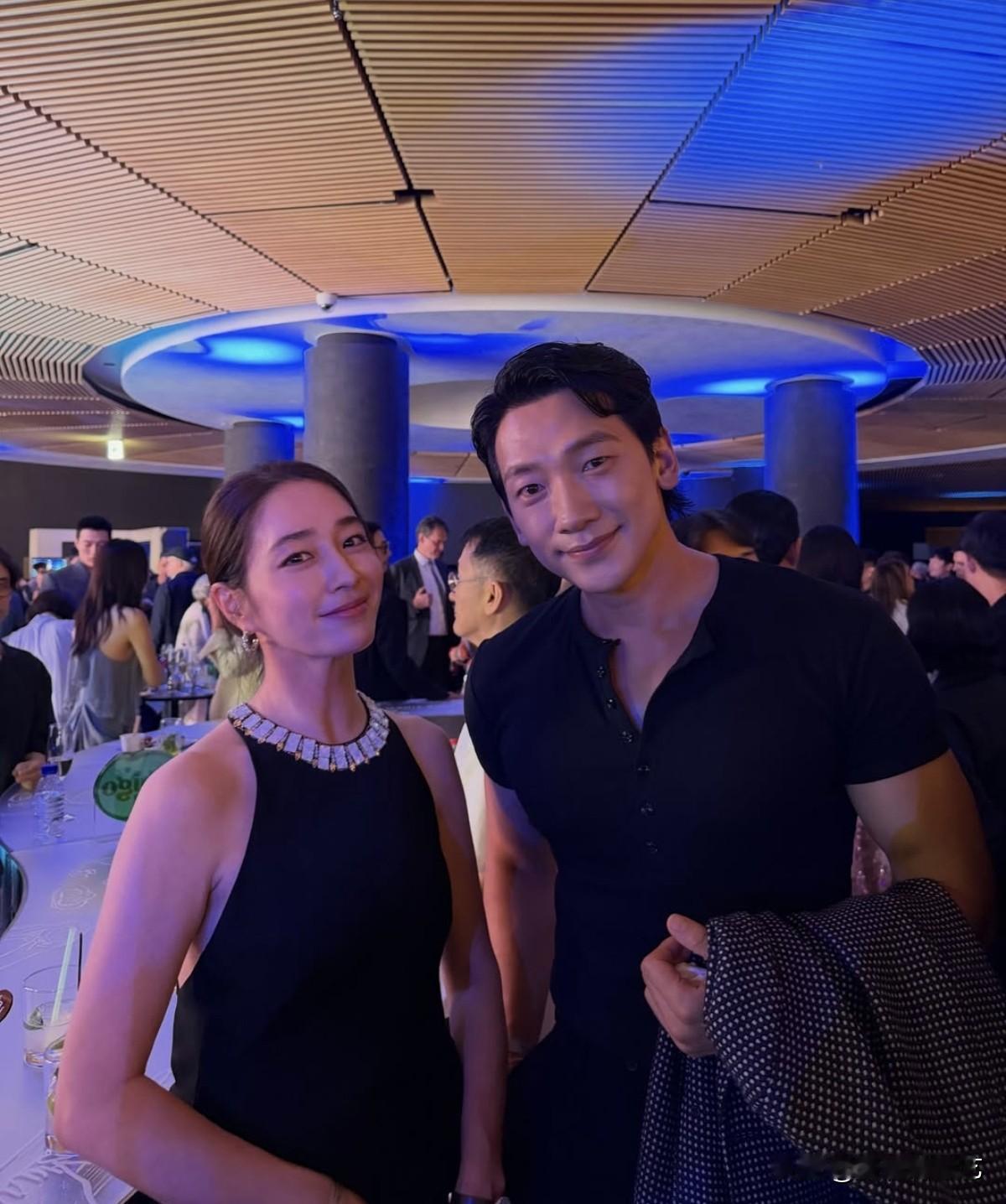 3日，演员李秉宪的妻子李敏贞在自己的Instagram上传了照片。照片中，李敏贞
