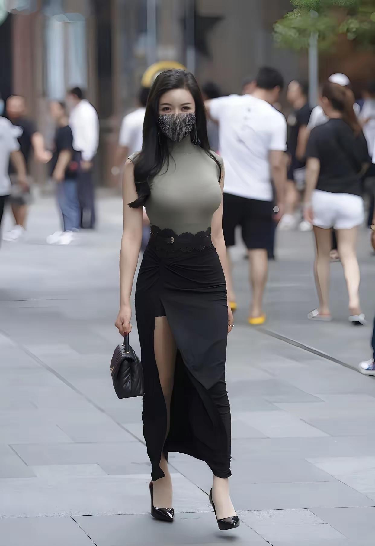 不得不说这种口罩戴着确实能加很多分，图中的女生，如果没有戴这个口罩，感觉也就一般