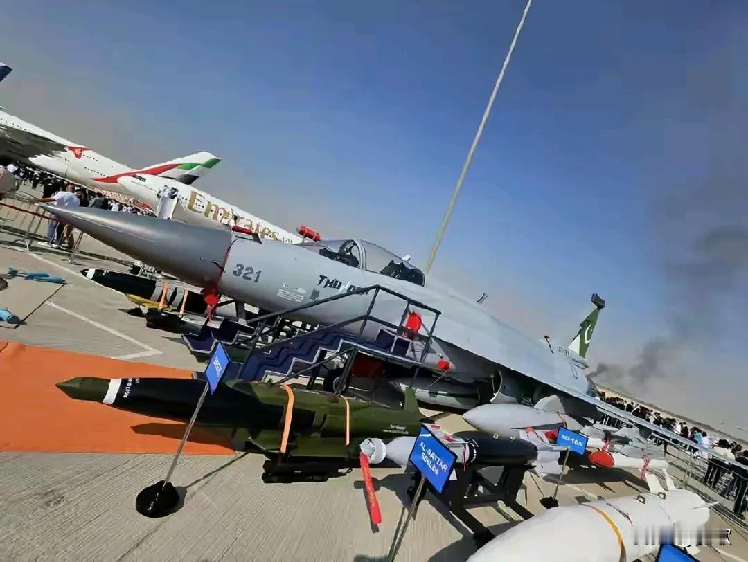 巴基斯坦“枭龙”频传捷报.印度“光辉”陷入尴尬局面近期，国际航空展成焦点。在