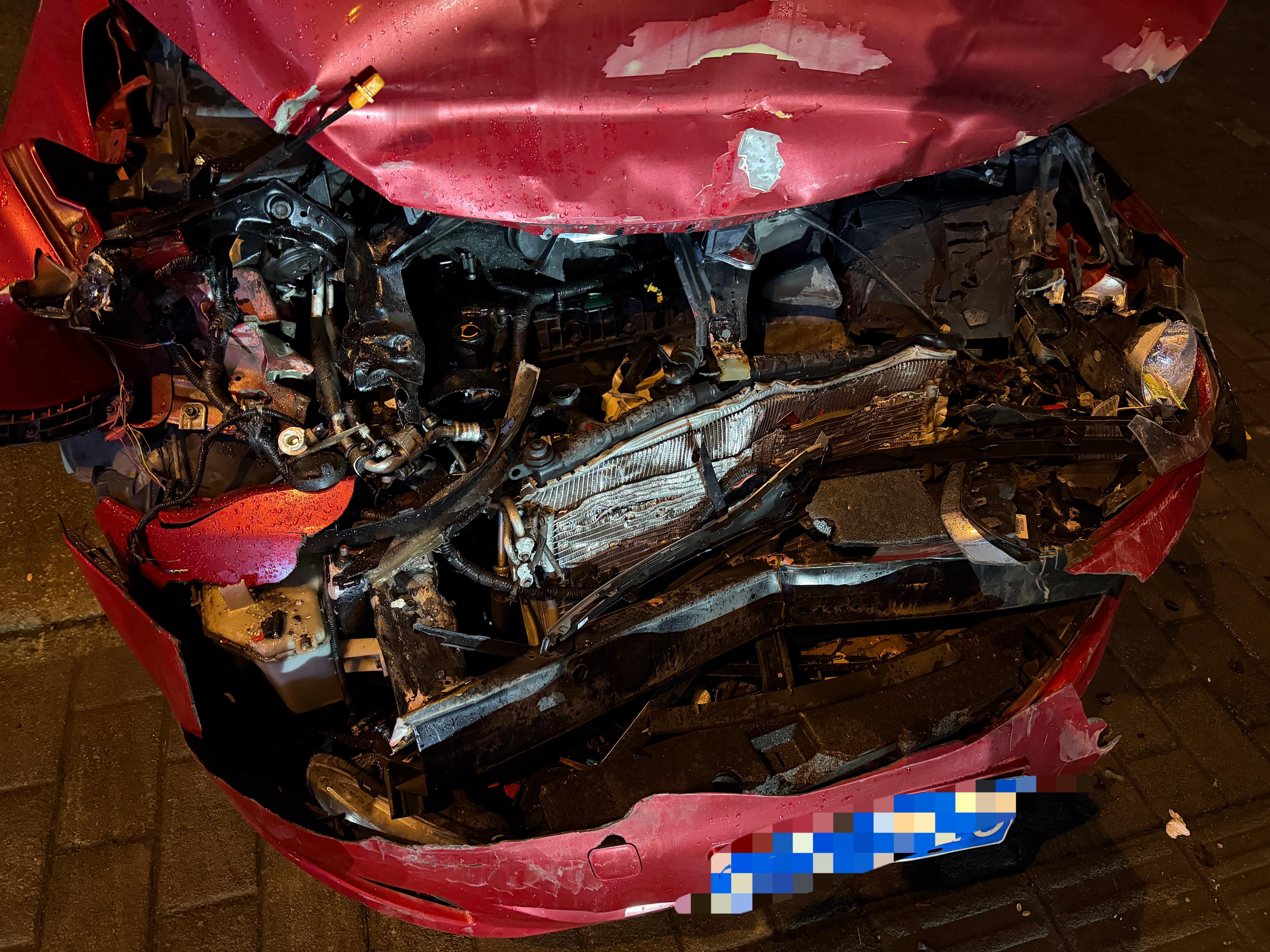 这什么车？前脸全损、不认识