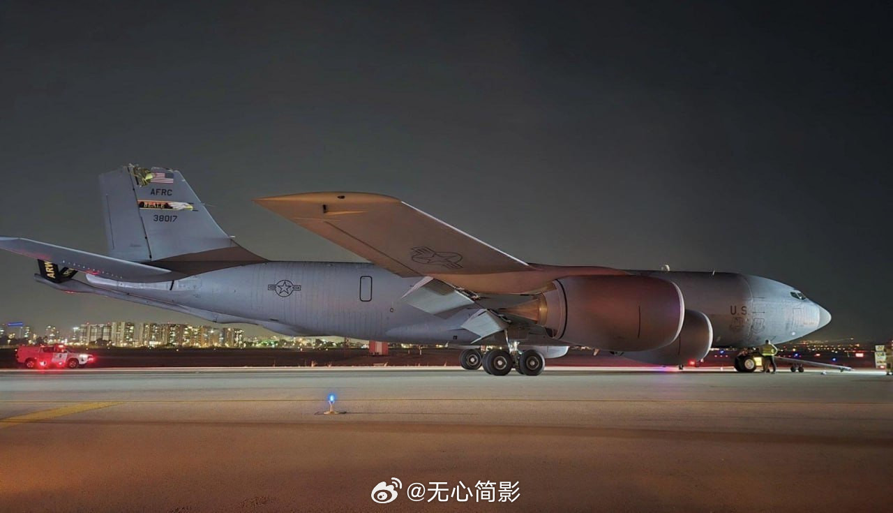 美军今天在伊拉克上空坠毁一架KC-135加油机后，剩下的一架已经停到特拉维夫了。