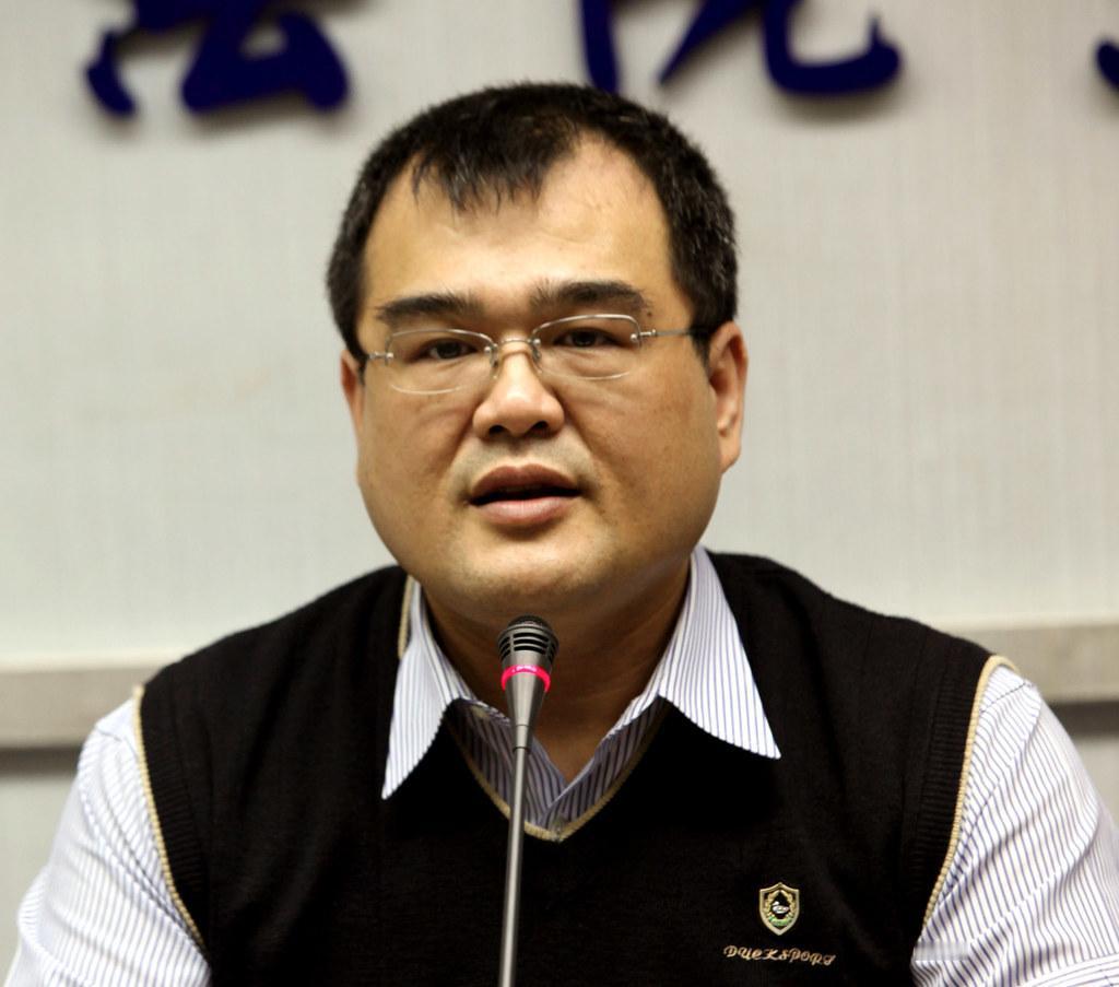 政治路梦断，国民党前副主席林益世当上牙医台当局“行政院”前秘书长林益世因收贿案