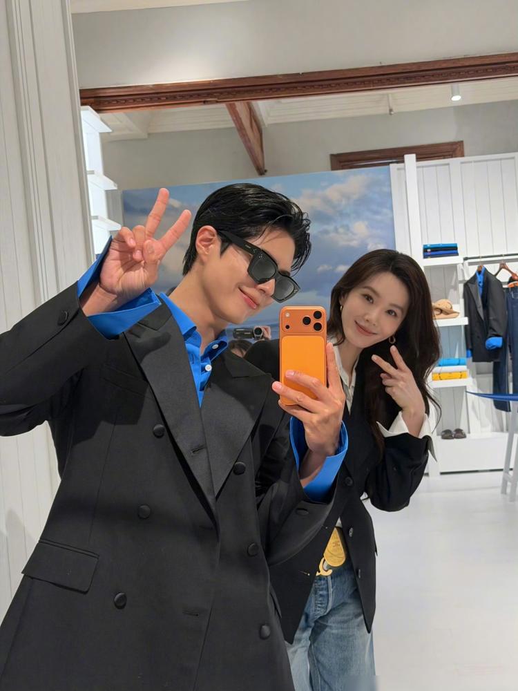 朴宝剑拍的不是照片，是CELINE的年度KPI。你以为这是“豪门姐弟”的松弛