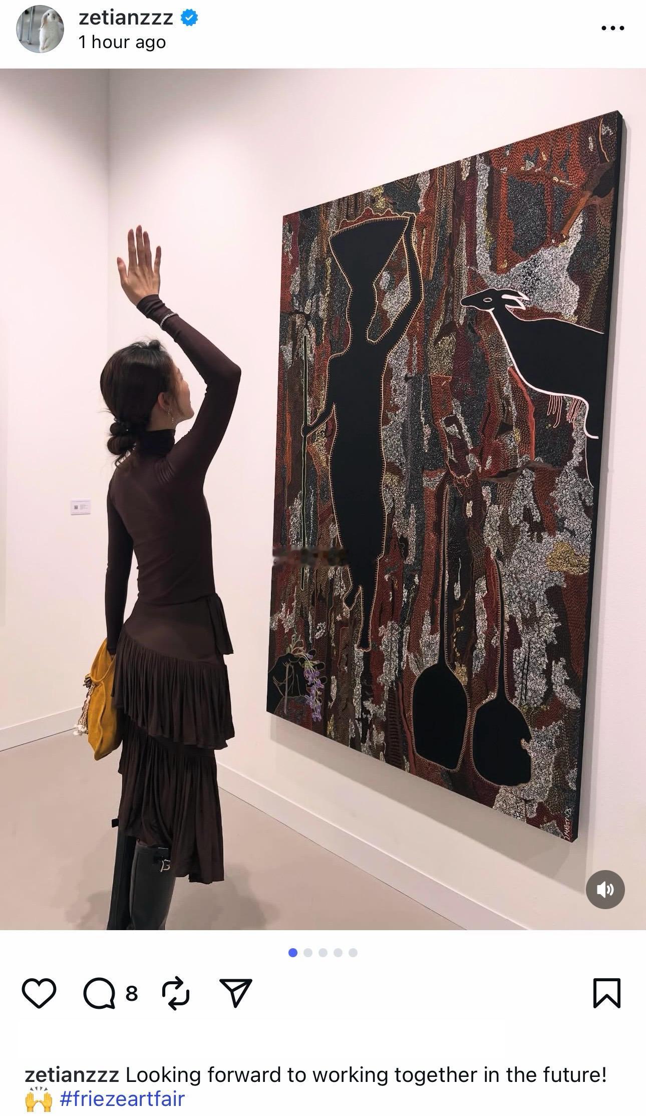 章泽天晒出在伦敦参加Frieze艺术博览会的照片👇图二合照的是AriEman
