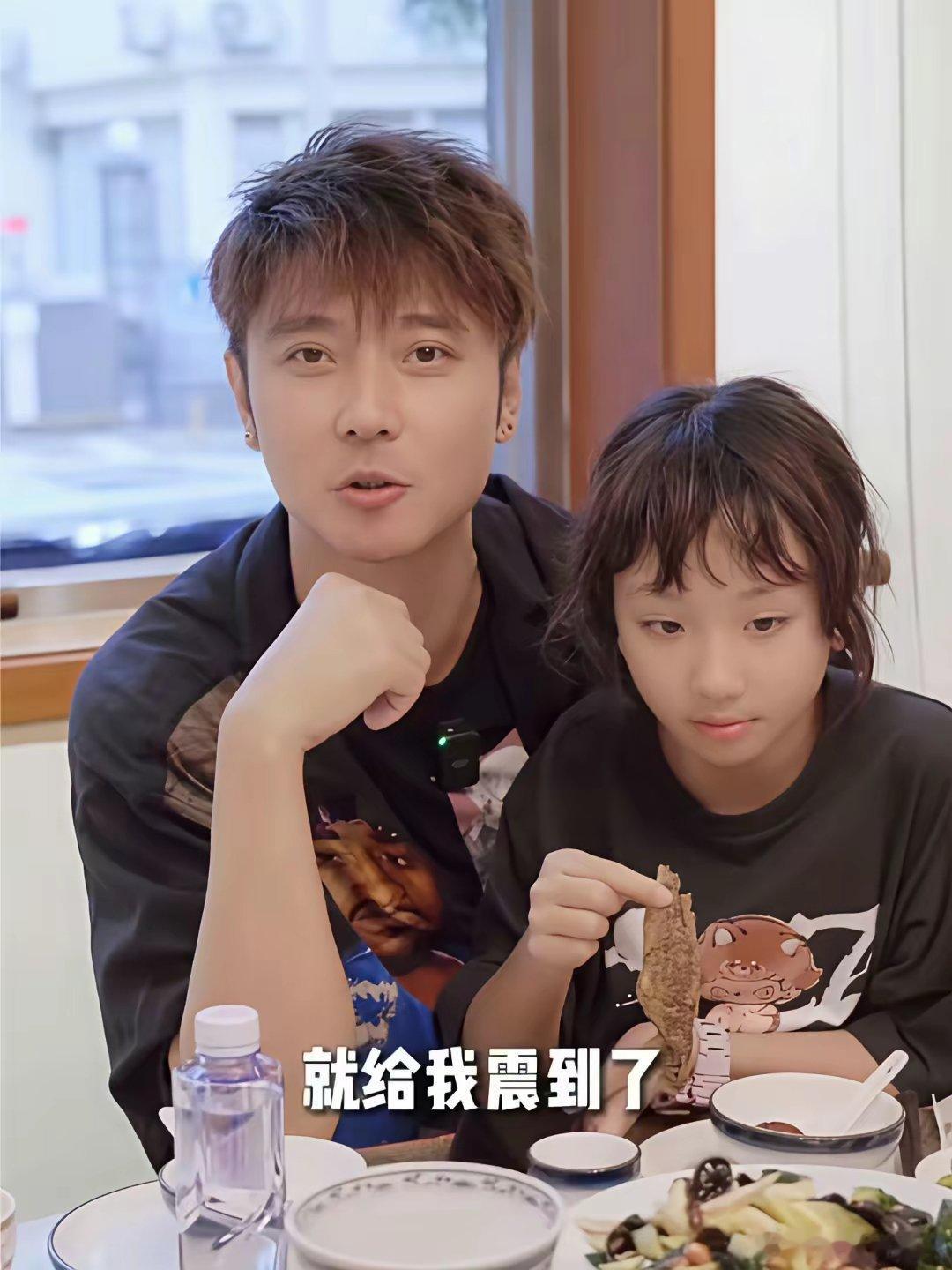 张丹峰太宠女儿了吧！十岁了还给她喂饭？这女儿颜值也没有遗传到张丹峰洪欣的优点！