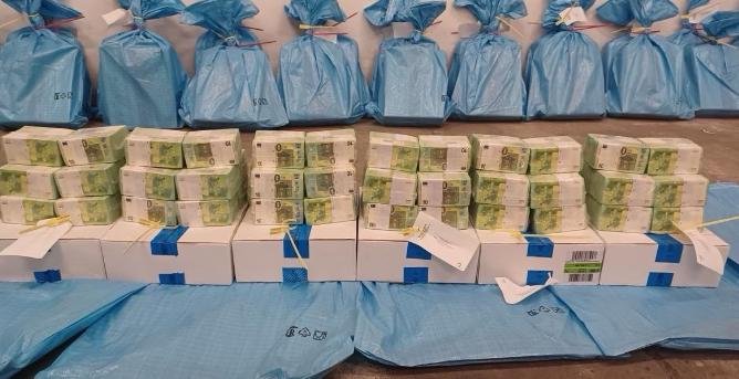 匈牙利扣下乌克兰运钞车，两辆运钞装甲车运载了4000万美元、3500万欧元和9公