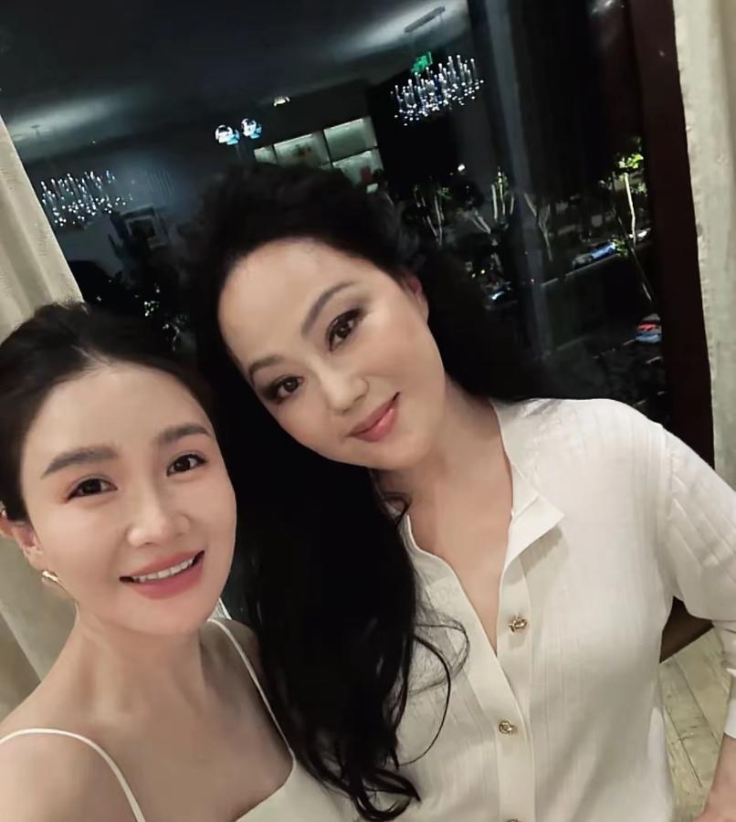 62岁章小蕙上海聚餐见朋友，她穿一身白衣打扮贵气，身材有点发福显得更加年轻了……