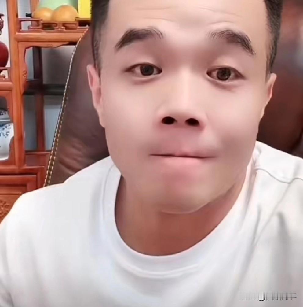 小胖嘲讽张二嫂模仿二驴，下回扔麦克风，扔矿泉水瓶子太假了！