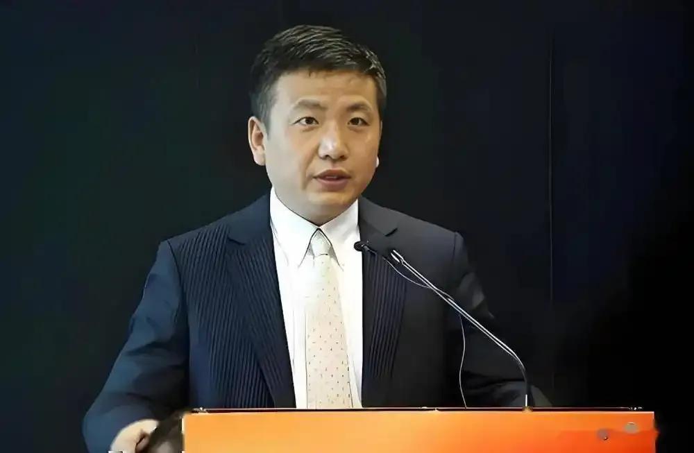 他亲手缔造万亿科技巨头，撑起中国存储芯片半壁江山，却注定成不了首富。他，就是长鑫