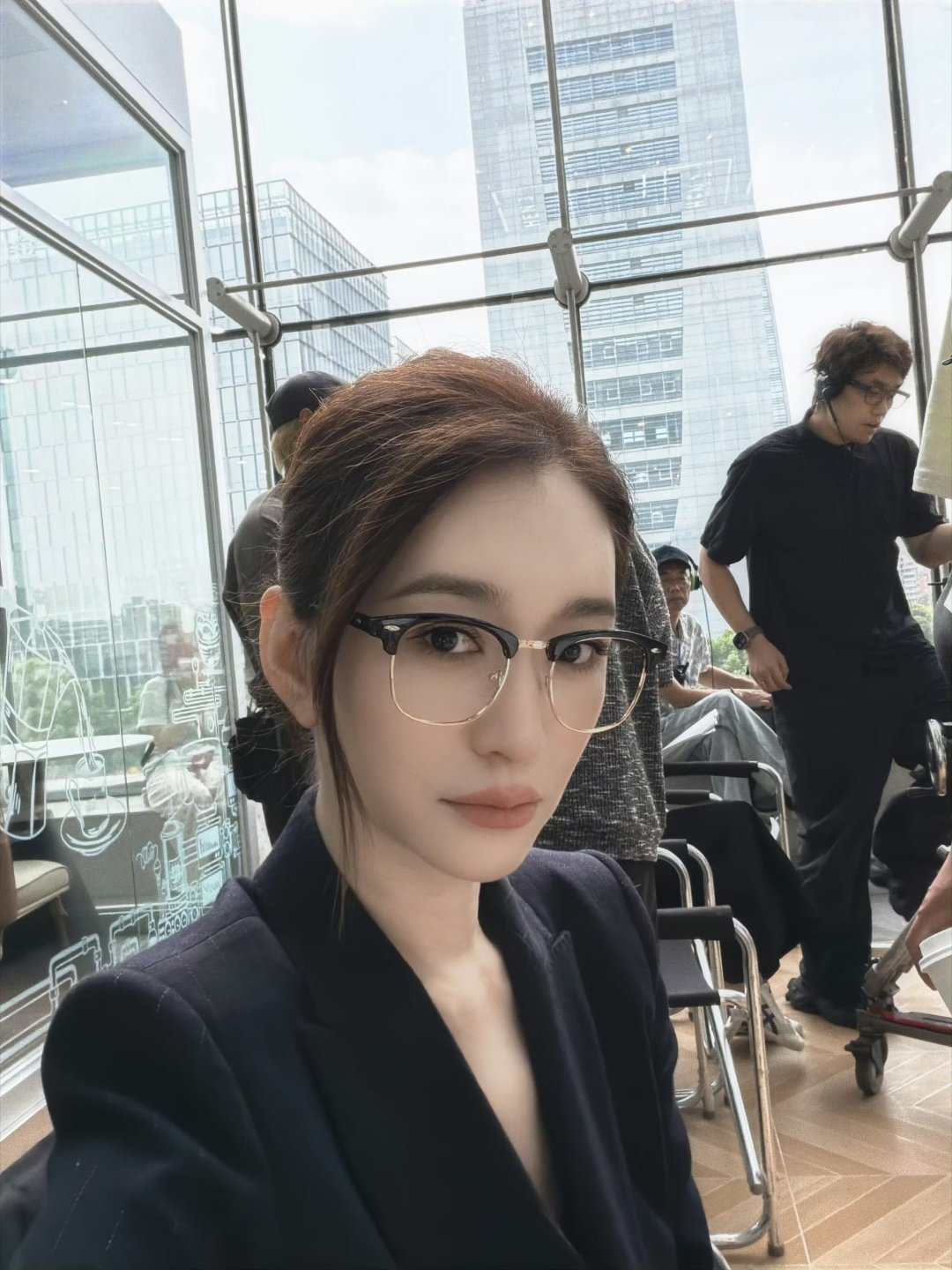 李小冉李小冉紧张到打错字李小冉高知感西服穿搭李小冉一身职业西服穿搭，溢出