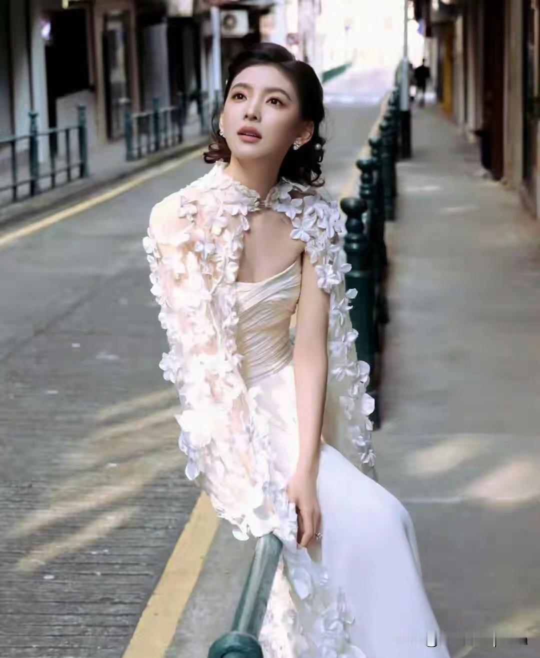 章若楠这身小白裙配同色花瓣披肩，简直就是童话里走出来的公主本人吧～低盘发温柔到