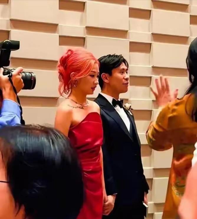 刘欢女儿33岁晚婚，郎才女貌！女儿刘一丝，毕业于纽约大学电影学院，是一名摄影记者