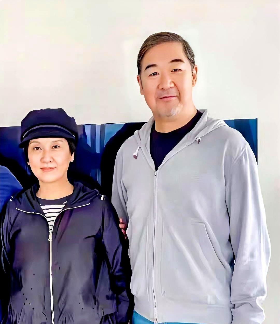 最近网友偶遇张国立邓婕夫妇去天津探友，照片一出评论区直接热闹了！两人状态反差感拉