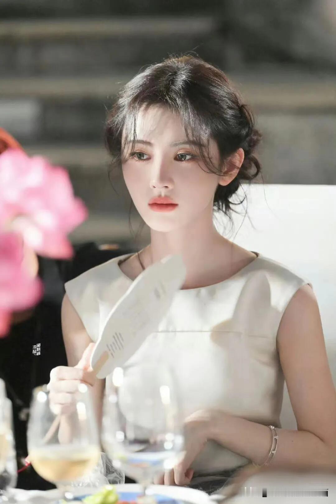 她长得好美啊，真是娱乐圈里几十年难得遇见的一个美女，颜值比景甜高，气质跟高圆圆一