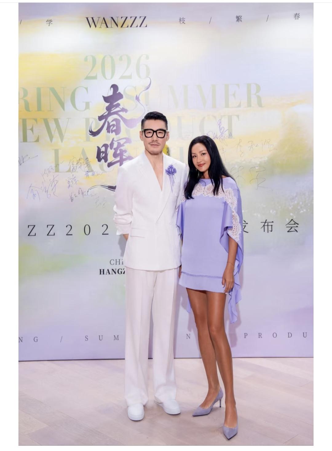 瞿颖，腿也太黑了，是不是就脸和脚底板白。