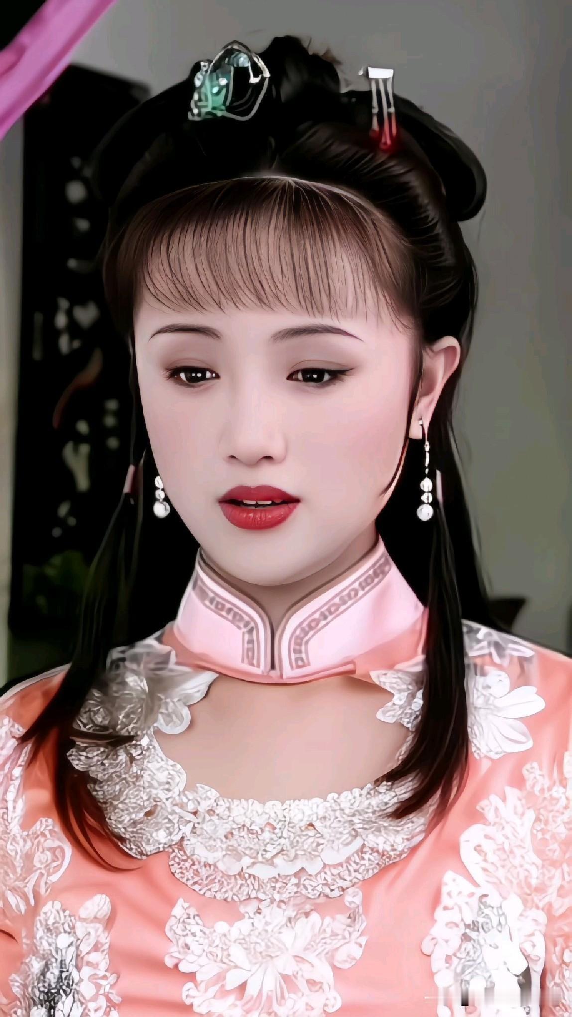 张国立说，当年拍摄《康熙微服私访记》时，天都黑麻麻了，朱媛媛还赖在我房间里不肯出