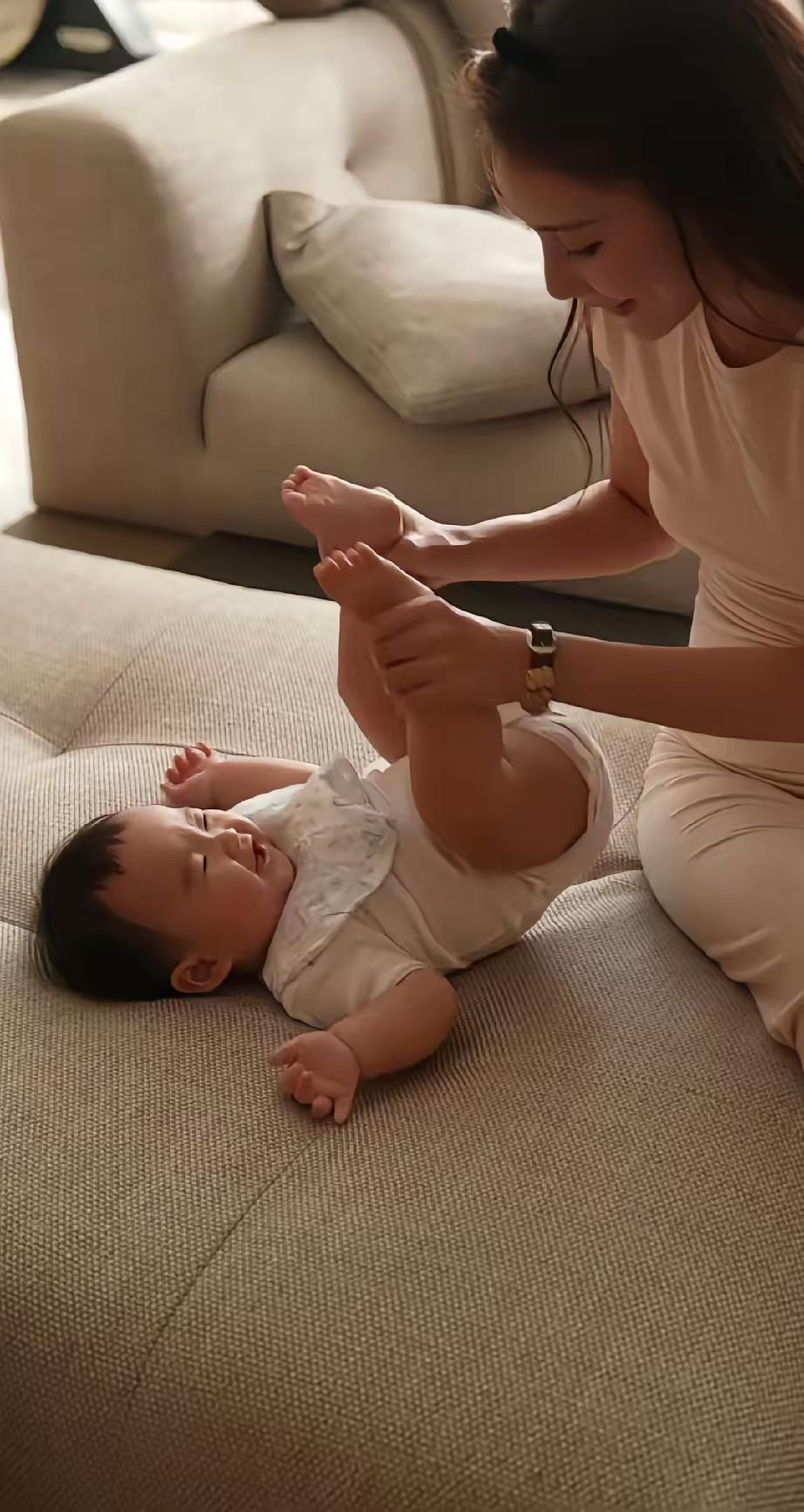 还是网红有人关注啊，难怪那么多人不顾自己的任何隐私也要当网红。看看汪小菲的媳