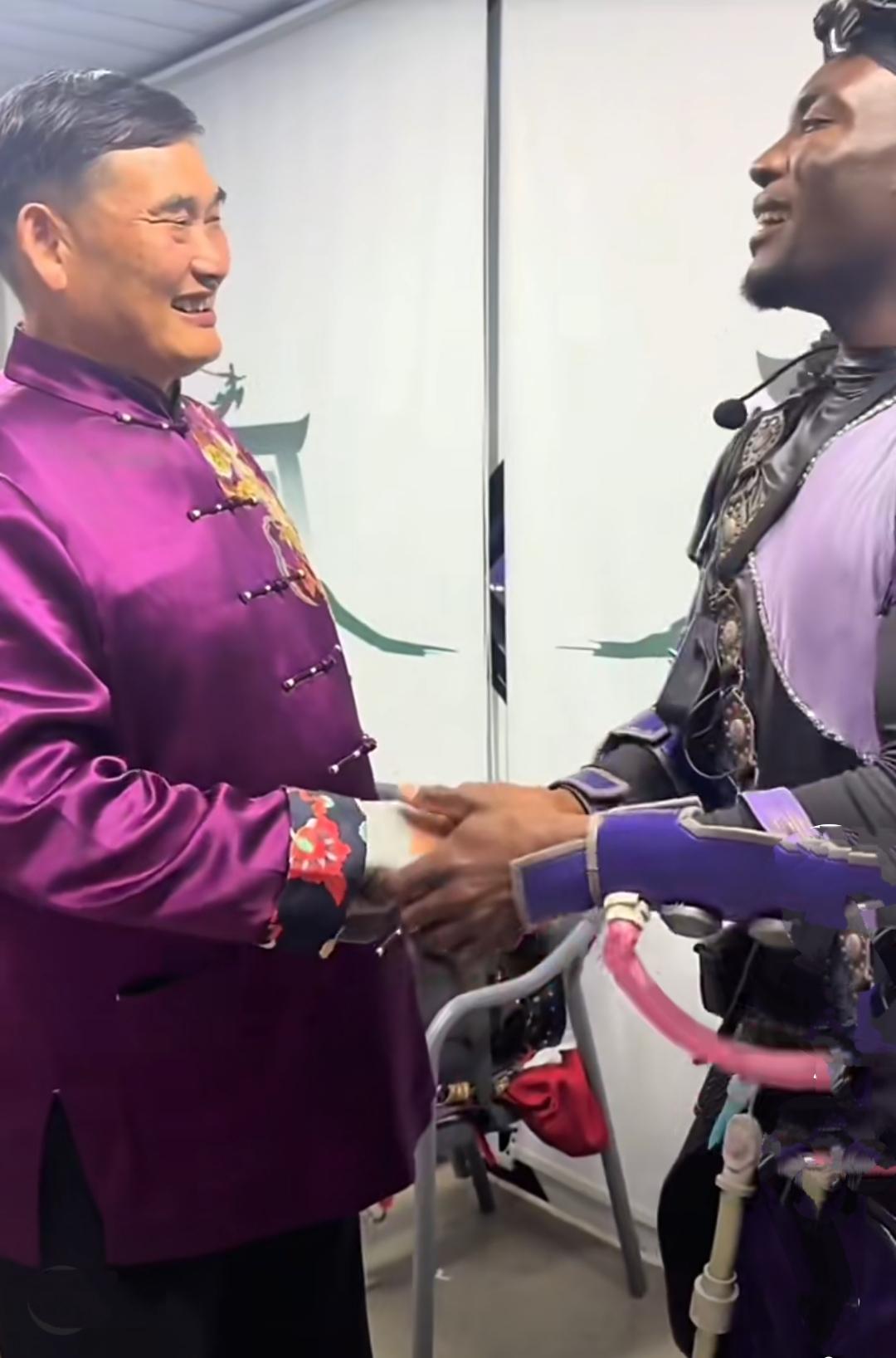 大衣哥朱之文接见外籍粉丝，大衣哥朱之文和外籍粉丝握手交流，外籍粉丝见到大衣哥朱之
