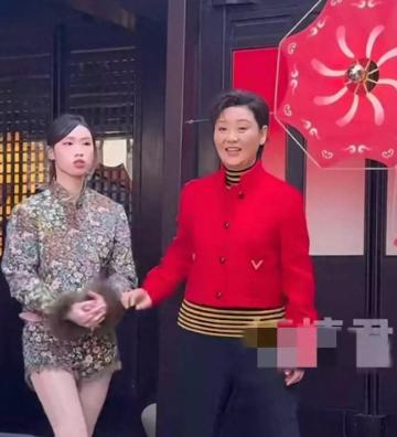 光看都血压飙升！徐帆牵养女手被拒，热脸贴上冷屁股！徐朵避开了徐帆的手。