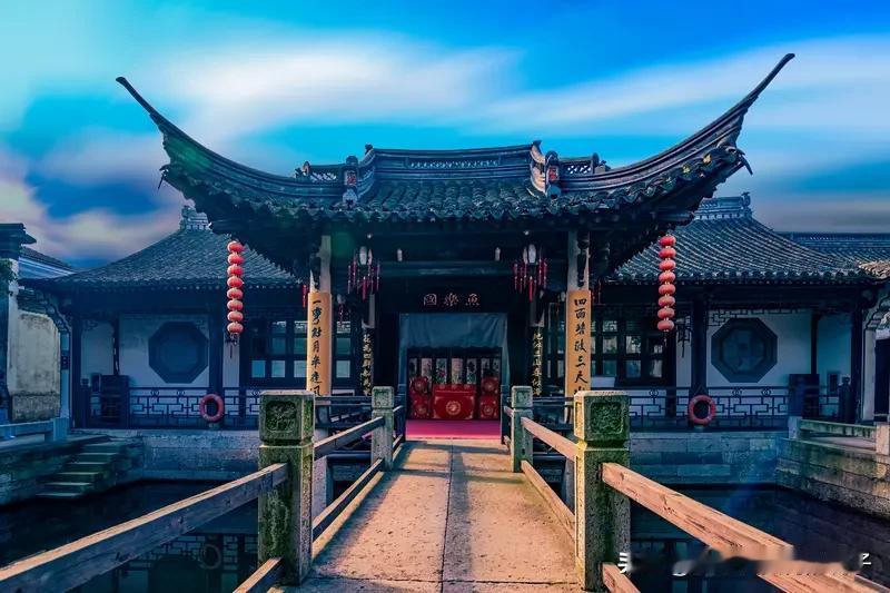 看到“故里桃花开十里”这个上联，瞬间脑海里浮现出一幅桃花烂漫的春日画卷。我对“他