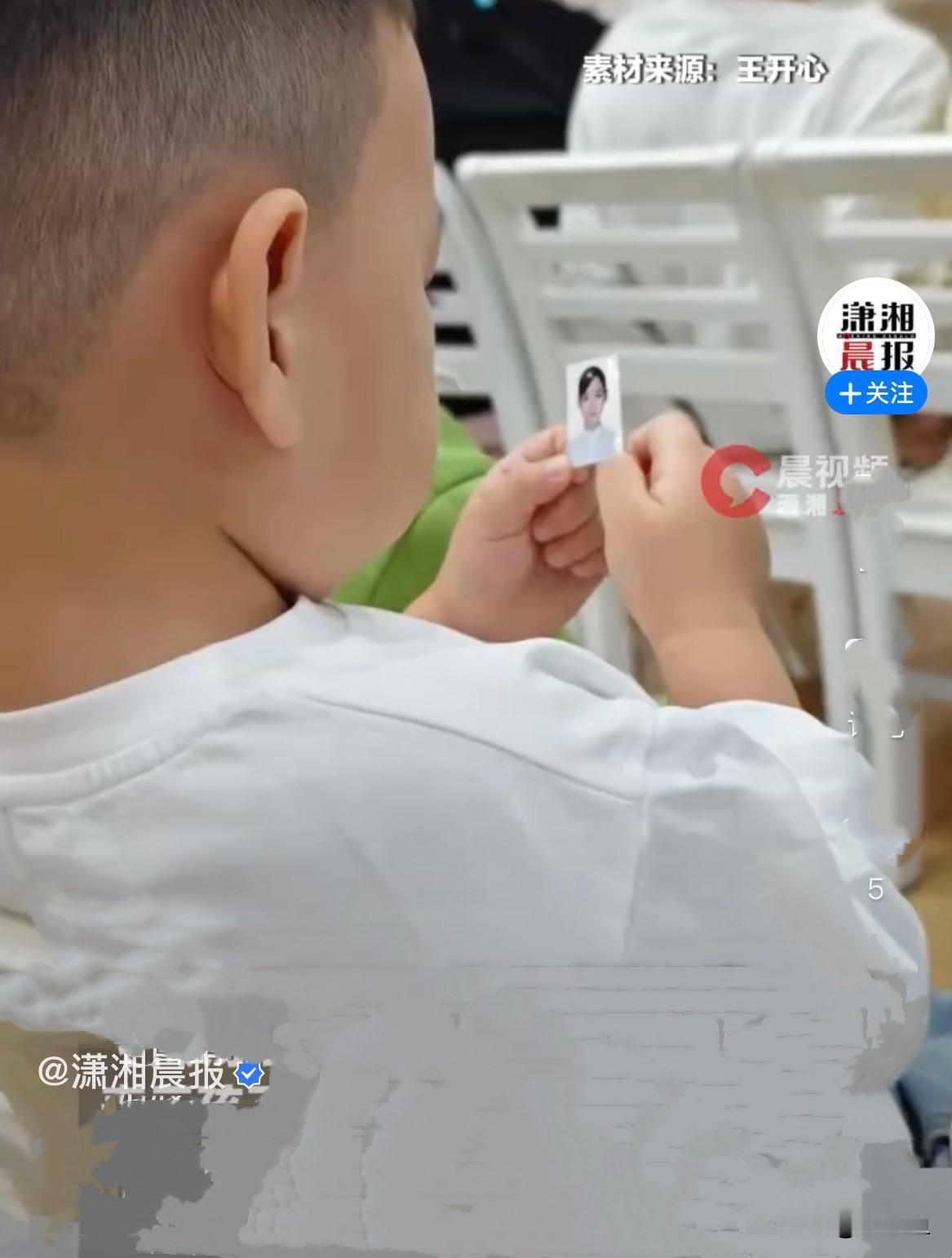 近日，辽宁沈阳，一位三岁半的小萌娃刚上幼儿园，特别抵触，天天不愿意上学，舍不得离