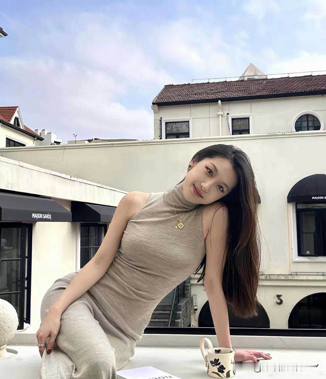 阳光下的慵懒午后，咖啡与微笑的完美结合。