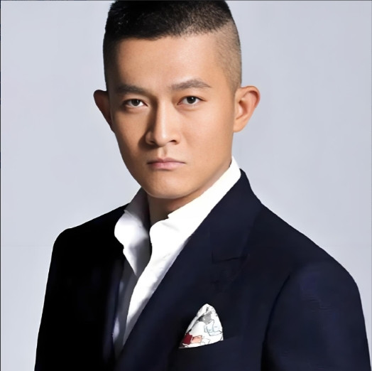 2002年，杨志刚和江珊合作拍戏。突然，杨志刚从背后搂住她的腰，几秒后，江珊说：