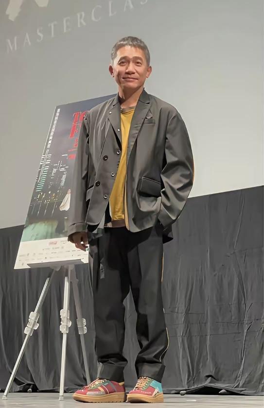 梁朝伟身高174cm，生活中比较内向，又给人温文尔雅的气质。但是拍戏的时候，