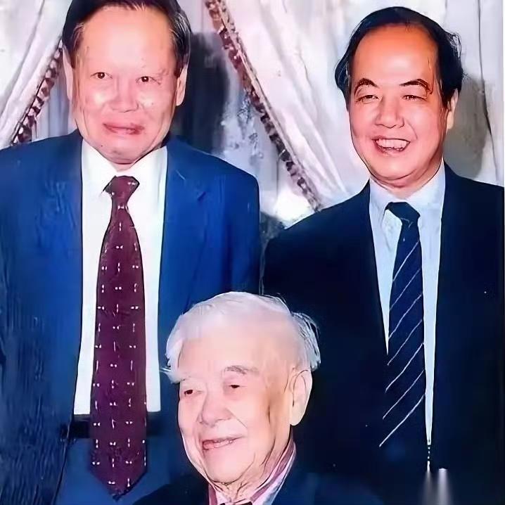 物理学界有张“封神级”合影，快门按下时，整个学界都静了。两个半辈子“王不见王”