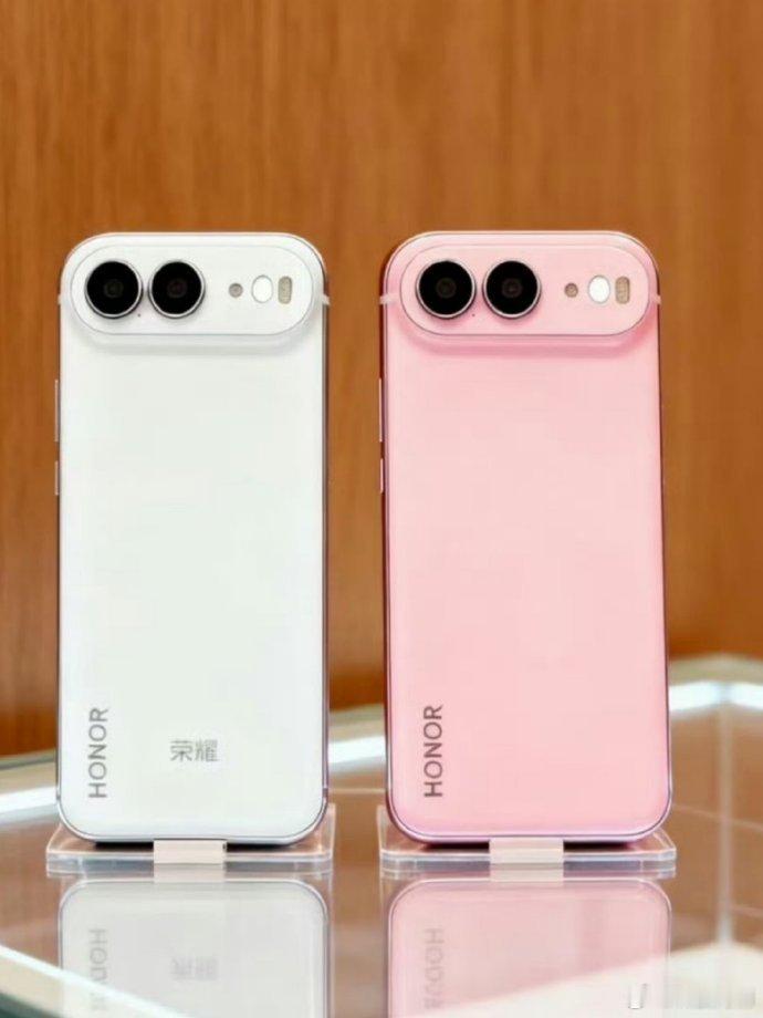 荣耀500系列应该离发布不远了，看到线下门店背板已经上新了。横向跑道式Deco设