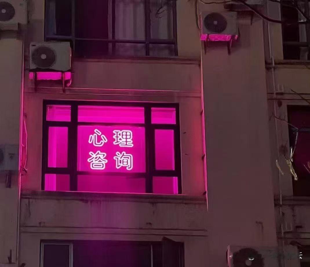 这女人有做特高课的潜质一对情侣因工作需要不得不长期异地，于是女人买了一个电