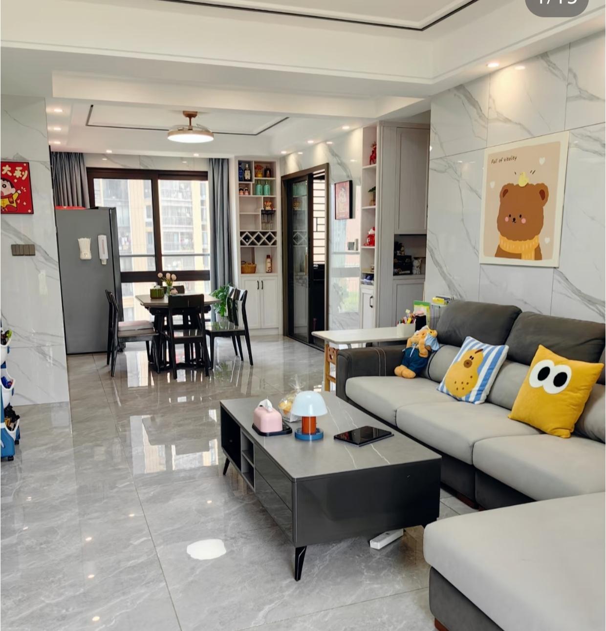 陪朋友去看一套挂牌198万的房子，中介为了营造“低价氛围”，在电梯上说：“这房子