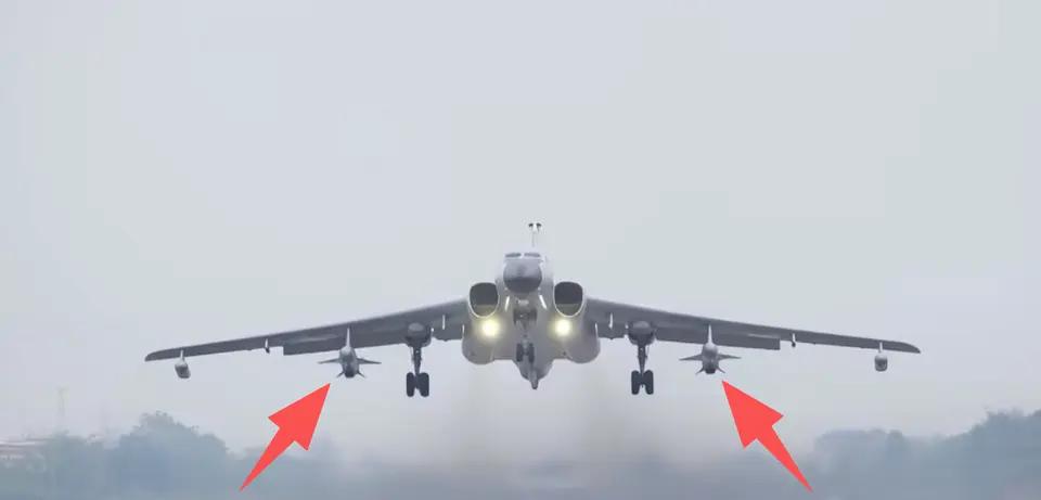 老弹换新脑，轰-6K挂载新改型KD-63亮相，防区外打击又多一把重锤。央视最近的