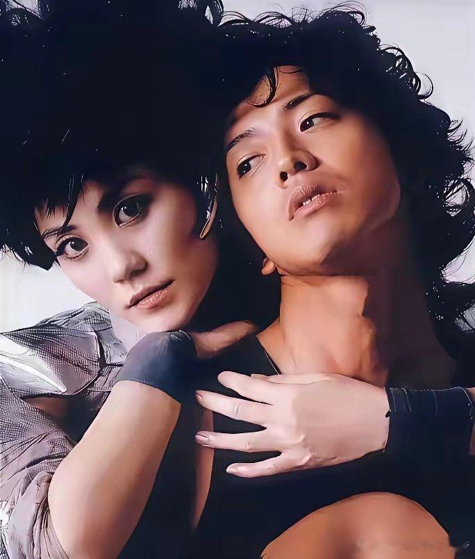 2000年，31岁的王菲和29岁的木村拓哉，跨越国界的两位当红艺人，因为合作了电影《2046》，被安