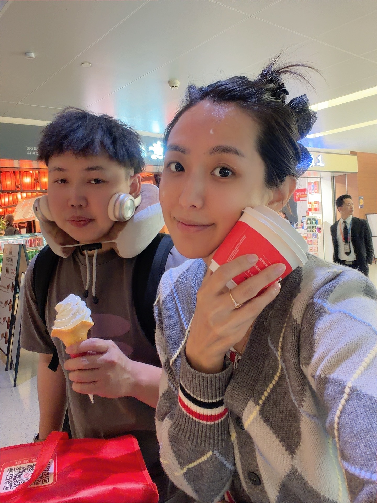 要胖一起胖必须喊着同事一起吃冰淇淋坤已经说减肥很久了但跟我一起出差太难了