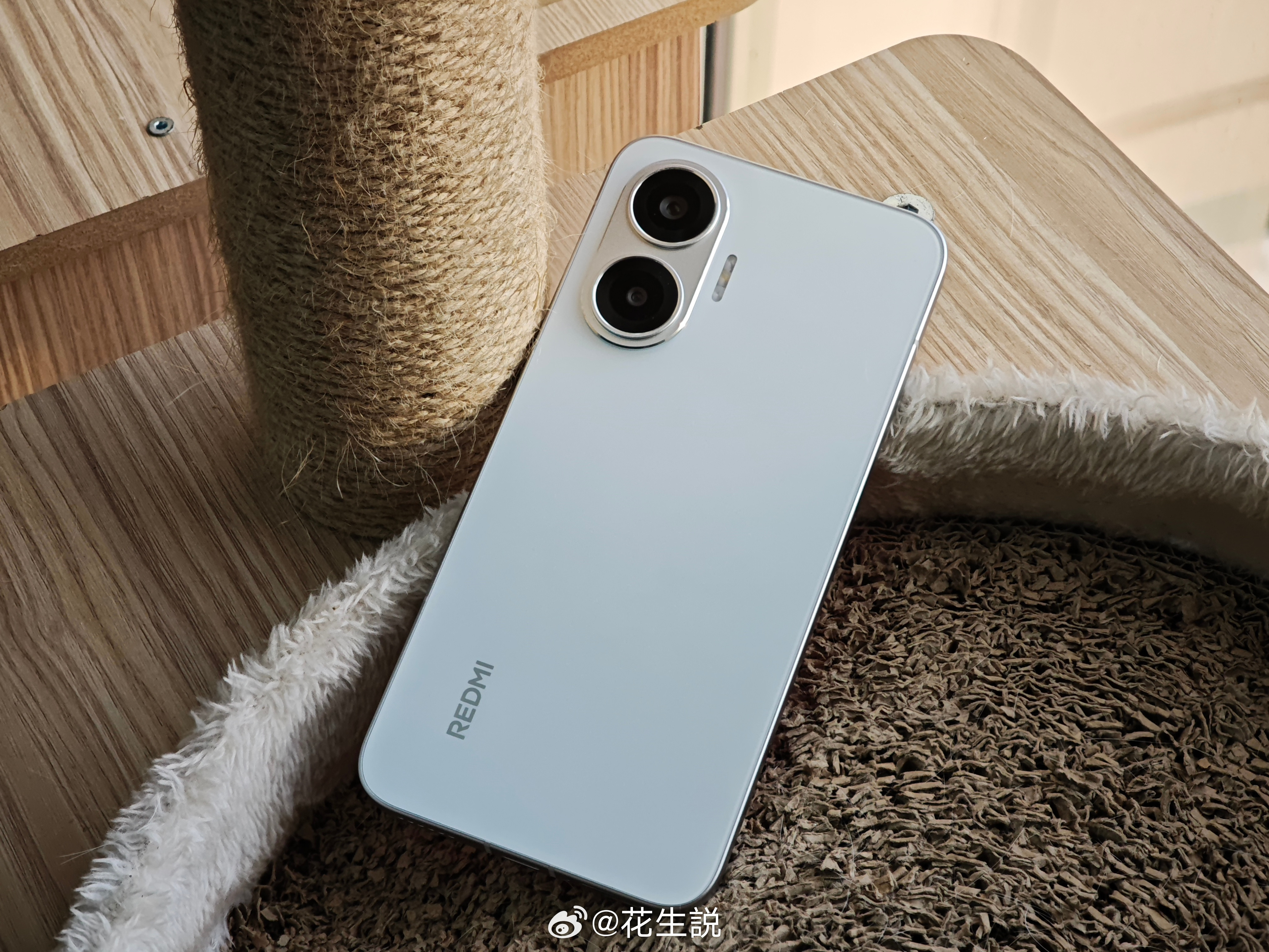 这外观，不就是挖孔版的iPhone16Plus嘛[doge]​​​