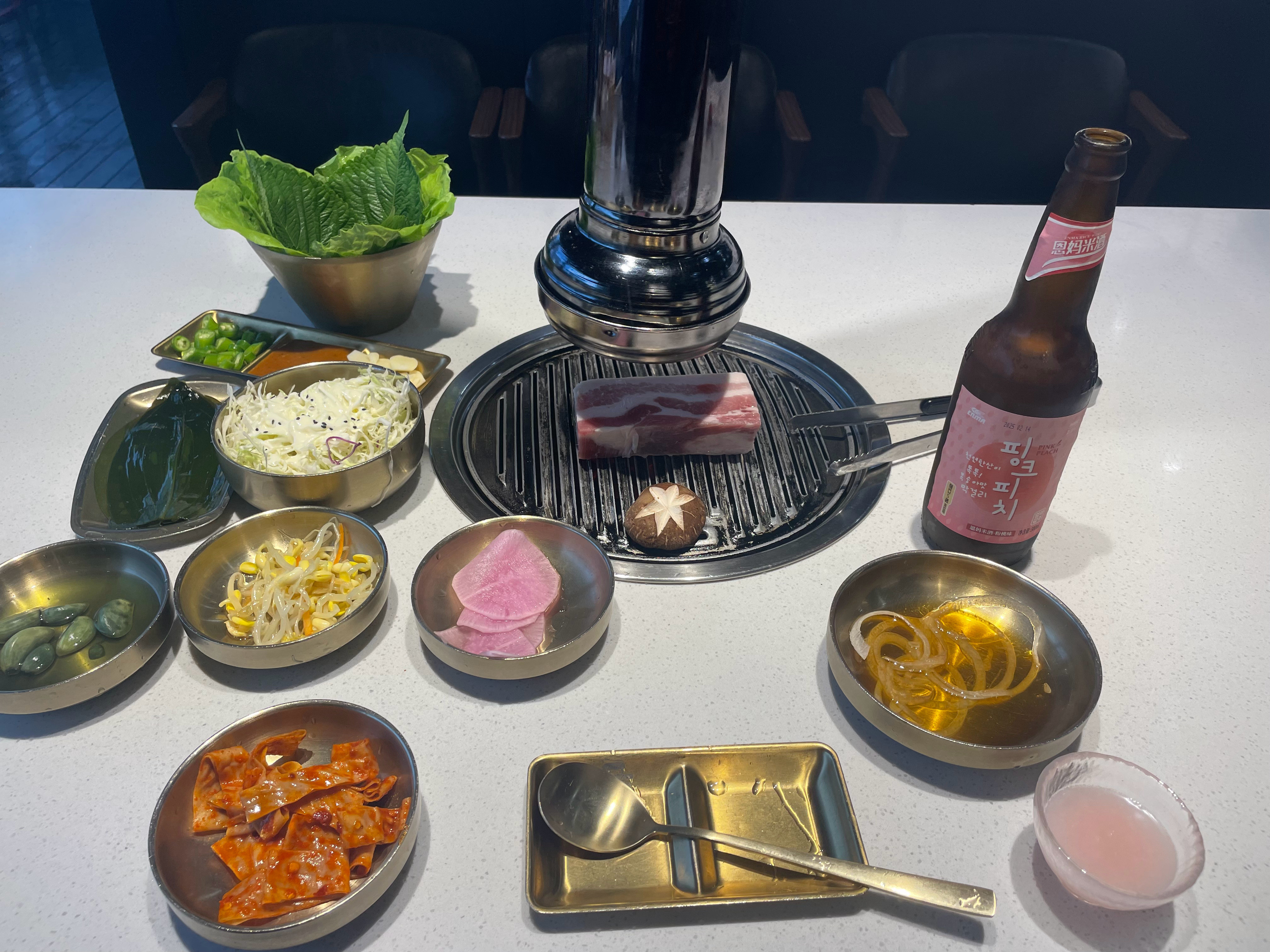 韩式烤肉的精髓，是烤五花肉。在延吉，不需要自己烤，服务员小妹烤完还帮着把肉剪好。